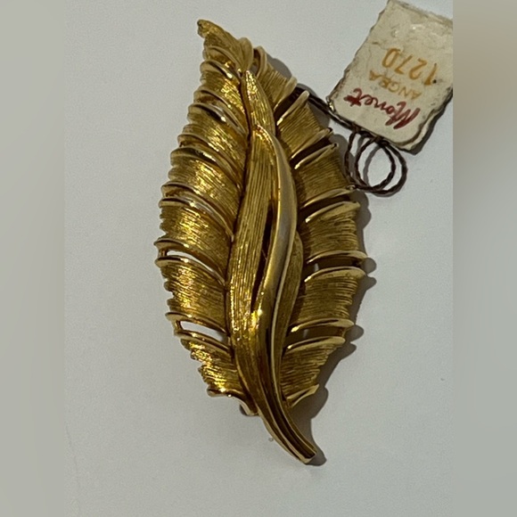 Vintage Monet Angea 1270 Leaf Brooch Pin With Original Tags Gold Tone Textured - Picture 6 of 9